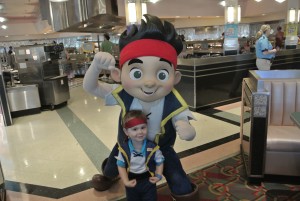 Petit Jake avec Jake of the Neverland Pirates. Déjeuner à Hollywood and vine à Walt Disney World