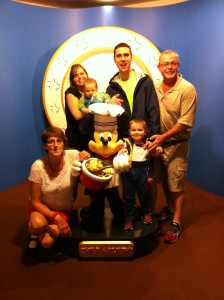 Toute la famille au restaurant Chef Mickey de Walt Disney World. Photo prise par un photographe Disney