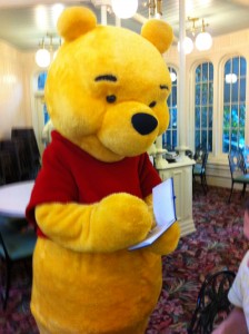 Winnie the Pooh qui autographie le livret de Gabriel . Souper au Crystal Palace de Walt Disney World