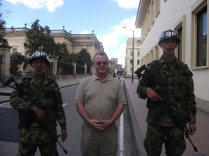 Mon père entouré de garde en Colombie